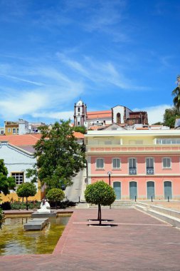 Heykel Praca al Mutamid arka, Silves, Portekiz, Avrupa'ya Katedrali ile süs havuzunda.