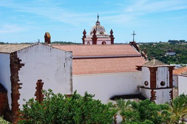 Kaleden Silves, Portekiz, Europe görülen yükseltilmiş görünüm Gotik katedral (Igreja da Misericordia).