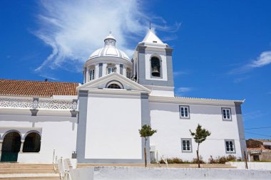 Sao Tiago Parish Kilisesi olarak da bilinen Castro Marim anne görünümünü, Castro Marim, Algarve, Portekiz, Avrupa.