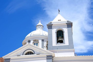 Sao Tiago Parish Kilisesi olarak da bilinen Castro Marim anne görünümünü, Castro Marim, Algarve, Portekiz, Avrupa.