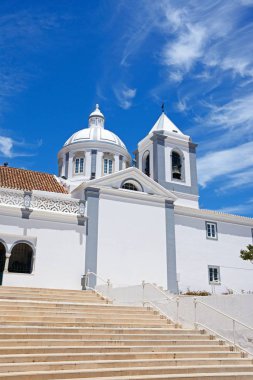 Sao Tiago Parish Kilisesi olarak da bilinen Castro Marim anne görünümünü, Castro Marim, Algarve, Portekiz, Avrupa.