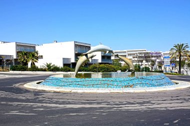 Bir trafik Adası, Albufeira, Portekiz, Avrupa'nın merkezinde üç yunus çeşme.