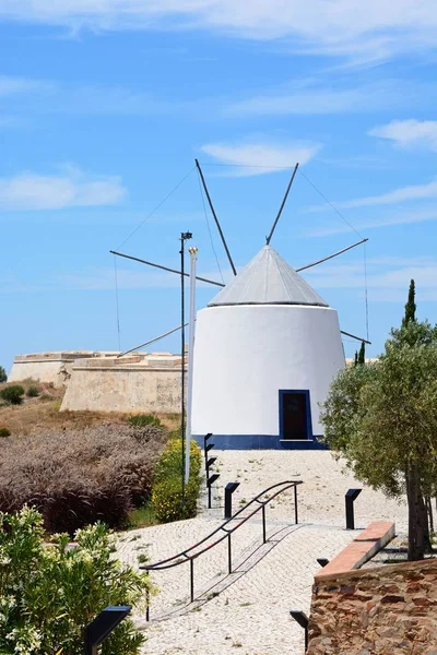 Molino Viento Tradicional Encalado Cima Colina Por Capilla Anthonys Castro — Foto de Stock