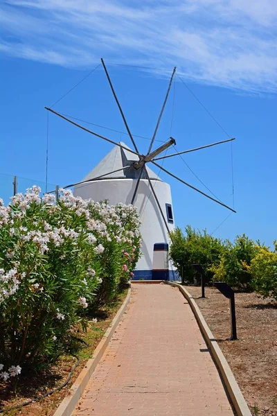セント アンソニーズ チャペル カストロ Marim アルガルヴェ ポルトガル ヨーロッパで丘の上に白壁の伝統的な風車 — ストック写真