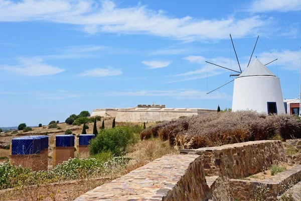 Molino Viento Tradicional Encalado Cima Colina Por Fuerte Castro Marim — Foto de Stock