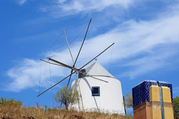 カストロ Marim アルガルヴェ ポルトガル ヨーロッパ 丘の上部に伝統的な白塗りの風車 — ストック写真