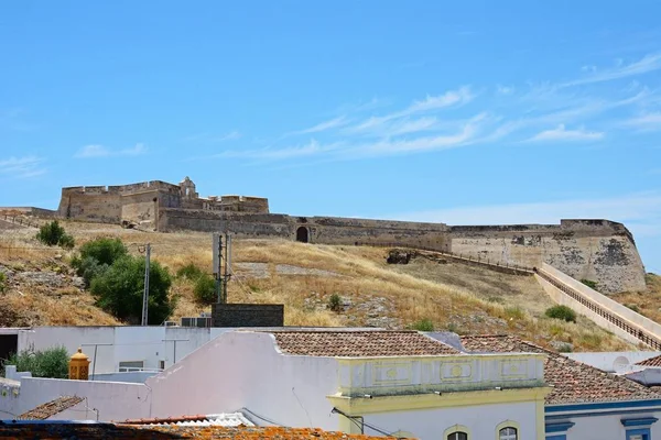 中世纪城堡的看法看见的镇大厦屋顶 卡斯特罗马林堡 阿尔加维 葡萄牙 — 图库照片
