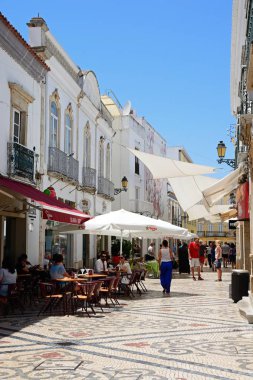 Faro, Portekiz - 12 Haziran 2017 - görünüm R de Santo Antonio boyunca restoranlar ile kaplı ve mağazalar mevcut şehir merkezi, Faro, Algarve, Portekiz, Avrupa, 12 Haziran 2017.