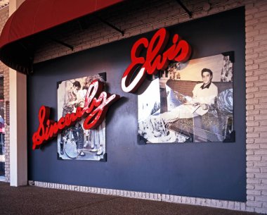 Memphis, ABD - 21 Kasım 1995 - içtenlikle Elvis işareti ve fotoğraflara Graceland, Elvis Presley, Memphis, Tennessee, Amerika Birleşik Devletleri, 21 Kasım 1995 yurdu.