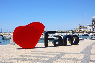 Faro, Portekiz - 12 Haziran 2017 - Faro işareti ve kalp limanda tekne ile birlikte 12 Haziran 2017 arka, Faro, Algarve, Portekiz, Avrupa'ya marinada demirlemiş.