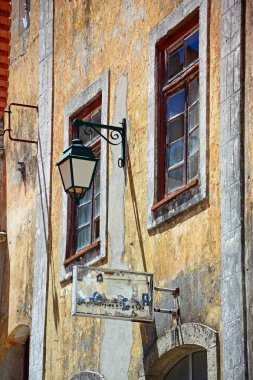 Monchique, Portekiz - 7 Haziran 2017 - geleneksel yapı kırık Mağazası ile oturum eski şehir, Monchique, Algarve, Portekiz, Avrupa'da 7 Haziran 2017.