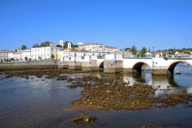 Tavira, Portekiz - 12 Haziran 2017 - görünüm Roma Köprüsü (Ponte Romano) ve Gilao Nehri şehir binaları arka, Tavira, Algarve, Portekiz, Avrupa'ya, 12 Haziran 2017 ile.