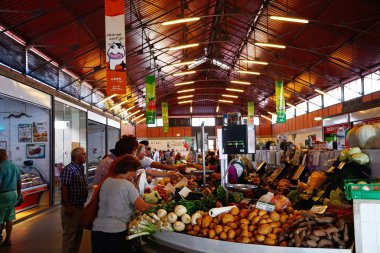 Taze ürünler kapalı pazarında Satılık bakarak Olhau, Portekiz - 12 Haziran 2017 - alışveriş Olhau, Algarve, Portekiz, Avrupa, 12 Haziran 2017.