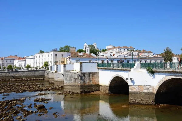 Tavira, Portekiz - 12 Haziran 2017 - görünüm Roma Köprüsü (Ponte Romano) ve Gilao Nehri şehir binaları arka, Tavira, Algarve, Portekiz, Avrupa'ya, 12 Haziran 2017 ile.