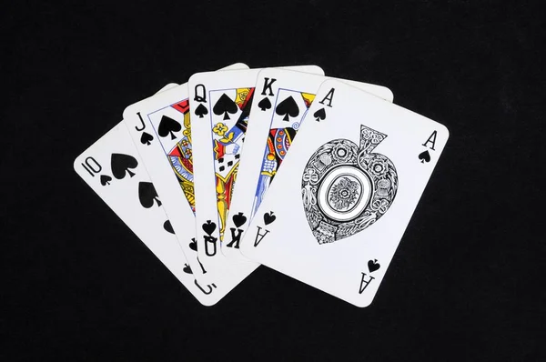 Mão Poker Royal Flush Naipe Espada Contra Fundo Preto — Fotografia de Stock