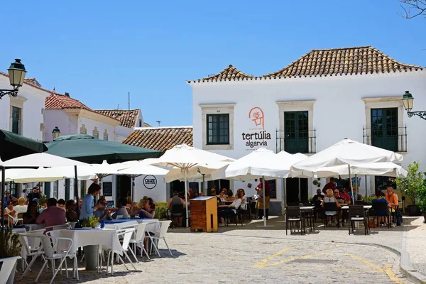 Faro, Portekiz - 12 Haziran 2017 - restoranlarda Afonso III (Praça Afonso III) Meydanı'nda şehir merkezi, Faro, Algarve, Portekiz, Avrupa, 12 Haziran 2017.