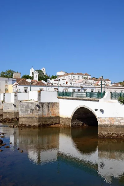 Tavira, Portekiz - 12 Haziran 2017 - görünüm Roma Köprüsü (Ponte Romano) ve Gilao Nehri şehir binaları arka, Tavira, Algarve, Portekiz, Avrupa'ya, 12 Haziran 2017 ile.