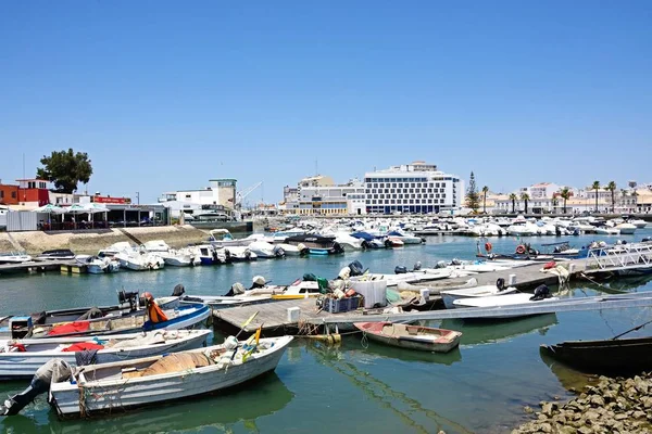 Faro Portugal Juni 2017 Små Motorbåtar Förtöjd Småbåtshamnen Med Waterfront — Stockfoto