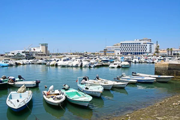 Faro, Portekiz - 12 Haziran 2017 - küçük motorlu tekne Marina waterfront hotel arka, Faro, Algarve, Portekiz, Avrupa'ya ile 12 Haziran 2017 demirleyen.