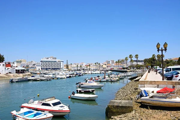 Faro, Portekiz - 12 Haziran 2017 - küçük motorlu tekne Marina arka, Faro, Algarve, Portekiz, Avrupa'ya waterfront binaları ile 12 Haziran 2017 demirleyen.