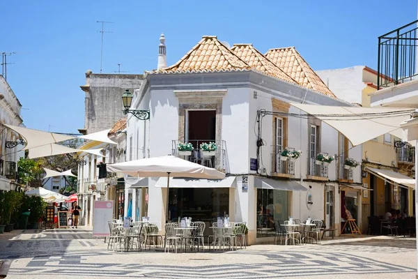 Faro, Portekiz - 12 Haziran 2017 - restoranlar ve mağazalar R da Gama şehir merkezi, Faro, Algarve, Portekiz, Avrupa, 12 Haziran 2017 köşesinde.