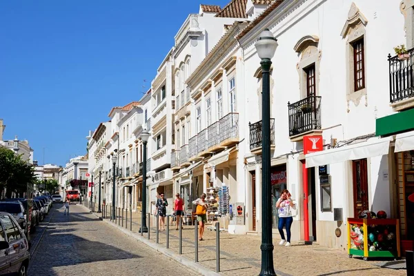 Tavira, Portekiz - 12 Haziran 2017 - görünüm boyunca Rua da Liberdade alışveriş caddesi, Tavira, Algarve, Portekiz, Avrupa, 12 Haziran 2017.