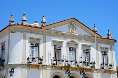 Belediye Binası balkon ve windows Praça Largo de se şehir merkezi, Faro, Algarve, Portekiz, Avrupa'nın önden görünümü.