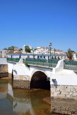 Roma Köprüsü (Ponte Romano) ve Gilao Nehri şehir binaları arka, Tavira, Algarve, Portekiz, Avrupa ile görünüm.