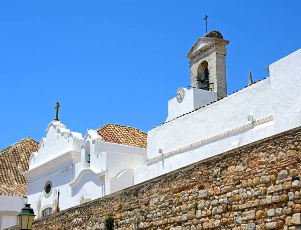 19. yüzyılda şehir ağ geçidi duvar ve çan kulesi (Arco da Vila) Şehir Merkezi, Faro, Algarve, Portekiz, Avrupa'nın arka görünümü.