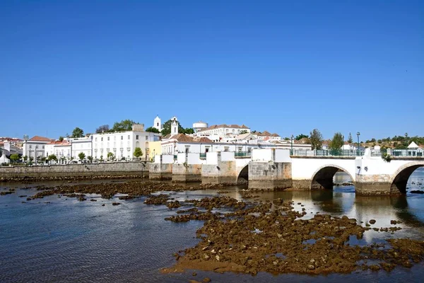 Roma Köprüsü (Ponte Romano) ve Gilao Nehri şehir binaları arka, Tavira, Algarve, Portekiz, Avrupa ile görünüm.