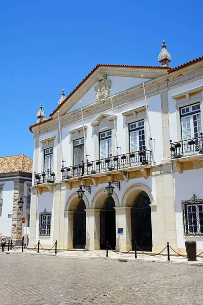 市の中心部 アルガルヴェ ファロ ポルトガル ヨーロッパでプラカ ラルゴ の市庁舎の正面図 — ストック写真