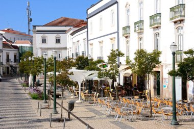 Tavira, Portekiz - 12 Haziran 2017 - kaldırım kafeleri Praça da Republica, Tavira, Algarve, Portekiz, Avrupa, boyunca görünümünü 12 Haziran 2017 yükseltilmiş.