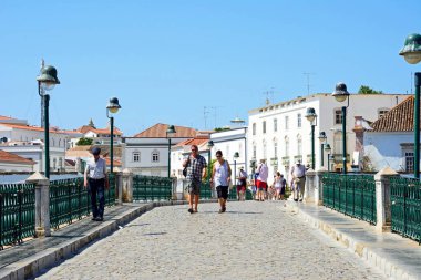 12 Haziran 2017 arka, Tavira, Algarve, Portekiz, Avrupa'ya şehir binaları ile Roma arasında yürüyüş Tavira, Portekiz - 12 Haziran 2017 - yayalar köprü.