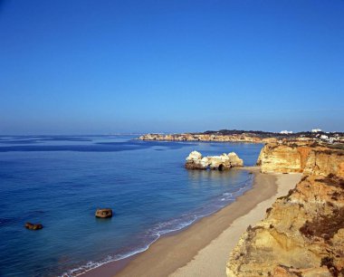 Plaj ve kıyı şeridi, Praia da Rocha, Algarve, Portekiz, Batı Avrupa'nın yükseltilmiş görünümü.