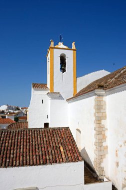 Eski Şehir (Igreja de Santiago), Tavira, Algarve, Portekiz, Europe Santiago Kilisesi'nin yükseltilmiş görünümü.