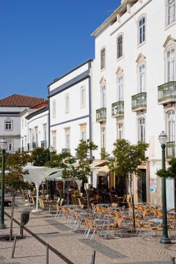 Tavira, Portekiz - 12 Haziran 2017 - kaldırım kafeleri Praça da Republica, Tavira, Algarve, Portekiz, Avrupa, boyunca görünümünü 12 Haziran 2017 yükseltilmiş.