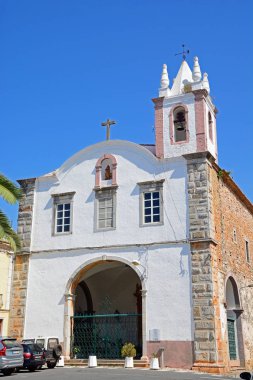 Tavira, Portekiz - 12 Haziran 2017 - görünüm St Marys Church of (Igreja de Santa Maria) boyunca Praça doktor Antonio Padinha, Tavira, Algarve, Portekiz, Avrupa, 12 Haziran 2017.