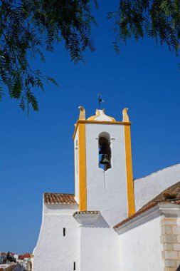 Eski Şehir (Igreja de Santiago), Tavira, Algarve, Portekiz, Europe Santiago Kilisesi'nin yükseltilmiş görünümü.
