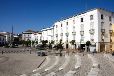 Tavira, Portekiz - 12 Haziran 2017 - görünümünü Praça da Rebublica değil mi, Tavira, Algarve, Portekiz, Avrupa, 12 Haziran 2017 için kaldırım kafeleri ile.