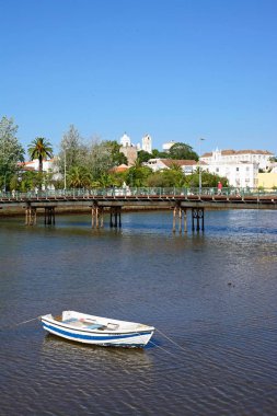Tavira, Portekiz - 12 Haziran 2017 - görünüm nehir Gilao arka ve ön plan, Tavira, Algarve, Portekiz, Avrupa'da 12 Haziran 2017 küçük balıkçı teknesi şehir binaları ile birlikte.