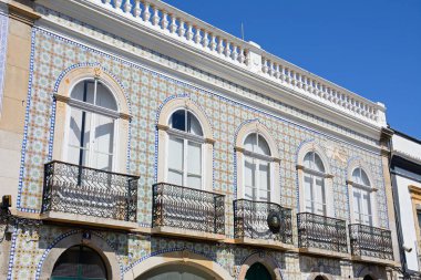Tavira, Portekiz - 12 Haziran 2017 - Praça doktor Antonio Padinha, Tavira, Algarve, Portekiz, Avrupa, boyunca geleneksel Portekiz bina 12 Haziran 2017.