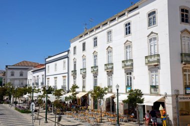 Tavira, Portekiz - 12 Haziran 2017 - kaldırım kafeleri Praça da Republica, Tavira, Algarve, Portekiz, Avrupa, boyunca görünümünü 12 Haziran 2017 yükseltilmiş.