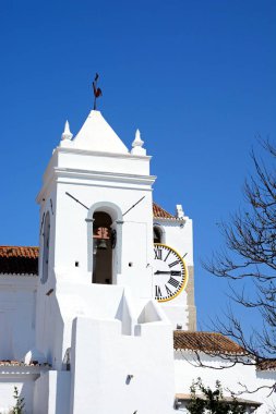 St Marys kilise (Igreja de Santa Maria do Castelo) çan ve saat kuleleri, Tavira, Algarve, Portekiz, Europe.