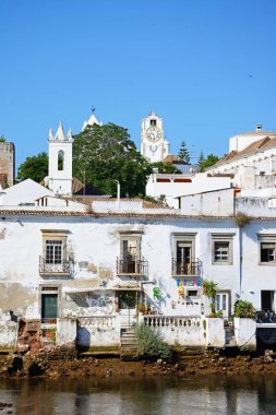 Tavira, Portekiz - 12 Haziran 2017 - Waterfront townhouses 12 Haziran 2017 su, Tavira, Algarve, Portekiz, Avrupa'ya giden adımları ile Gilao Nehri'nin nehir boyunca.