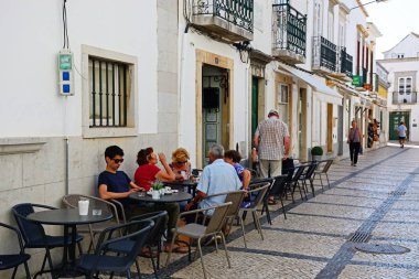 Tavira, Portekiz - 12 Haziran 2017 - insanlar rahatlatıcı, kaldırım kafeleri eski şehir, Tavira, Algarve, Portekiz, Avrupa, 12 Haziran 2017.