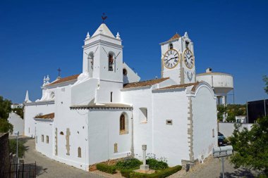 Tavira, Portekiz - 12 Haziran 2017 - St Marys yükseltilmiş görünümünü eski şehirde (Igreja de Santa Maria do Castelo), Tavira, Algarve, Portekiz, Avrupa, 12 Haziran 2017 kilise.