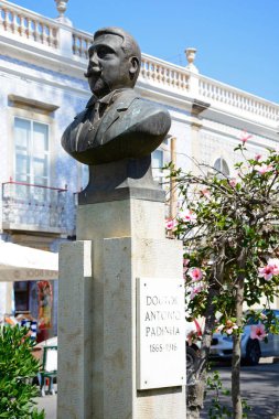 Tavira, Portekiz - 12 Haziran 2017 - göğüs anıt doktor Antonio Padinha Praça doktor Antonio Padinha, Tavira, Algarve, Portekiz, Avrupa, 12 Haziran 2017.