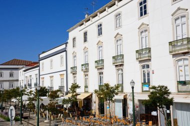 Tavira, Portekiz - 12 Haziran 2017 - kaldırım kafeleri Praça da Republica, Tavira, Algarve, Portekiz, Avrupa, boyunca görünümünü 12 Haziran 2017 yükseltilmiş.