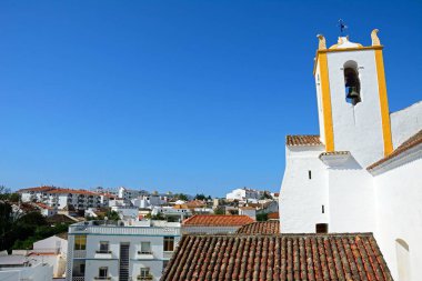 Santiago Kilisesi eski şehir (Igreja de Santiago) yükseltilmiş görünümünü şehir rooftops, Tavira, Algarve, Portekiz, Avrupa üzerinden manzaralı.