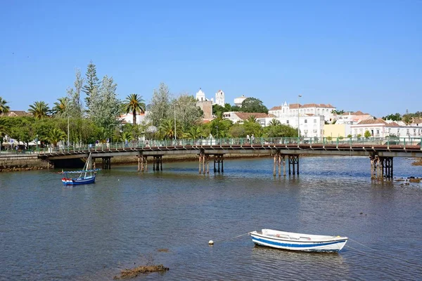 Tavira Portugal Juni 2017 Brücke Über Den Gilao Mit Stadtgebäuden — Stockfoto